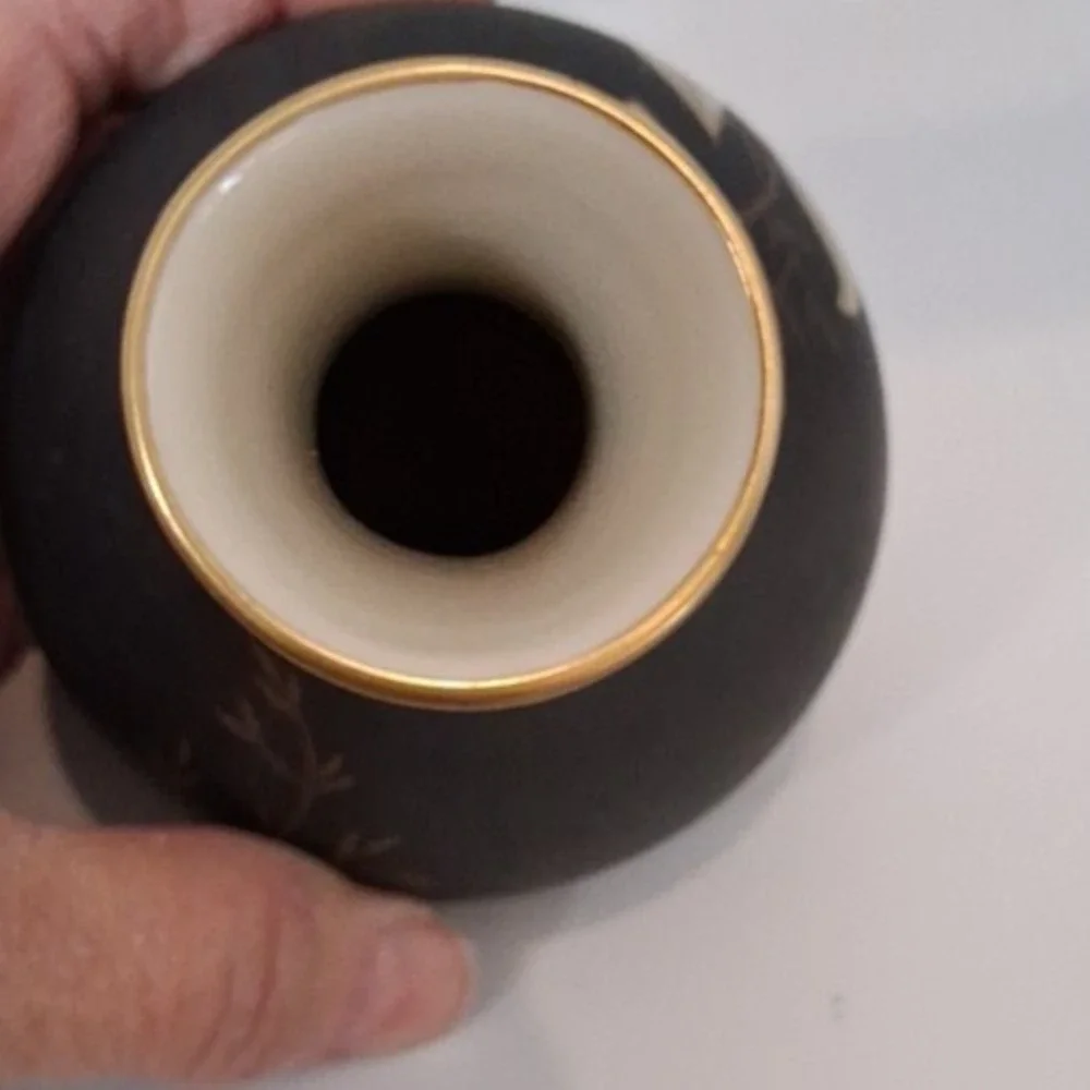 22 Karat Gold Rimmed on Royal‎ Porzellan Bavaria Handarbeit Vase